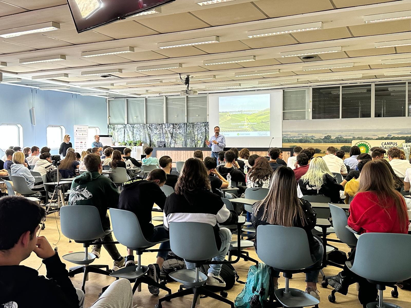 0.Marco Profumo con gli studenti del Campus Agroalimentare Raineri Marcora 3