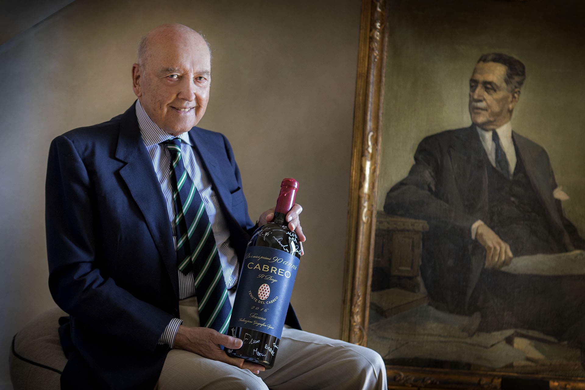 Ambrogio Folobnari con la bottiglia regalo dei dipendenti